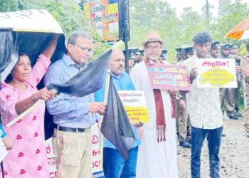 கொட்டும் மழைக்குள்ளும் – தையிட்டி விகாரைக்கு எதிராகப் போராட்டம்!