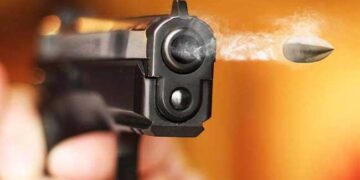 ஒரு துப்பாக்கிச் சூட்டு சத்தம் மட்டும் கேட்டது – பெறாமகன் சரிந்து விழுந்தார்!