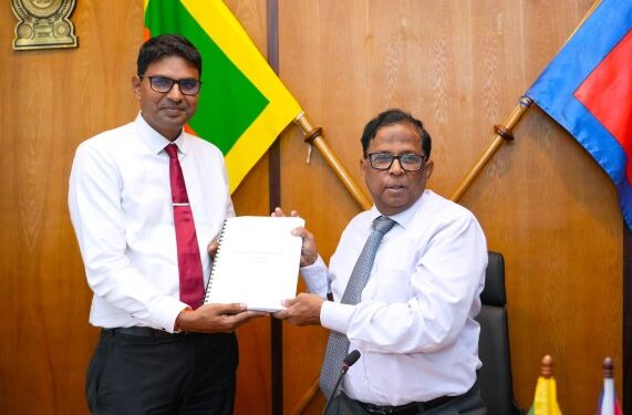 வடக்கின் சுற்றுலாத் துறையை அடுத்த கட்டத்துக்கு எடுத்துச் செல்லும் திட்டம் : ஆளுநரிடம் கையளிப்பு!