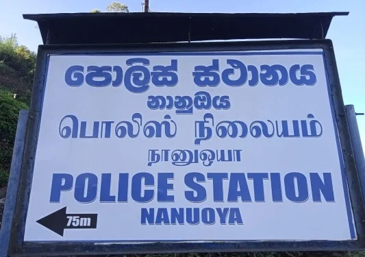 மாணவியை மிருகத்தனமாக தாக்கிய ஆசிரியர்!