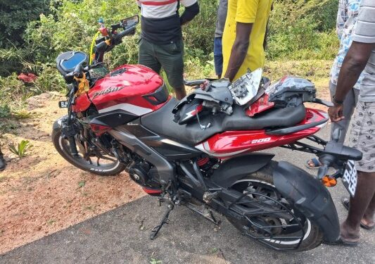 யாழில் பனை மரத்துடன் மோதிய மோட்டார் சைக்கிள் : ஒருவர் பலி, ஒருவர் படுகாயம்!