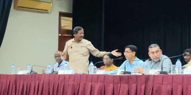 வவுனியா அபிவிருத்தி குழுக் கூட்டத்தில் தனிச் சிங்களம்!