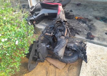 மோட்டார் சைக்கிள்களை எரித்த வன்முறைக் கும்பல்!