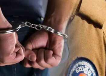 யாழில் மணல் கடத்தல் – விரட்டிப்பிடித்த பொலிஸ் : முன்னாள் பொலிஸாரே சாரதி!