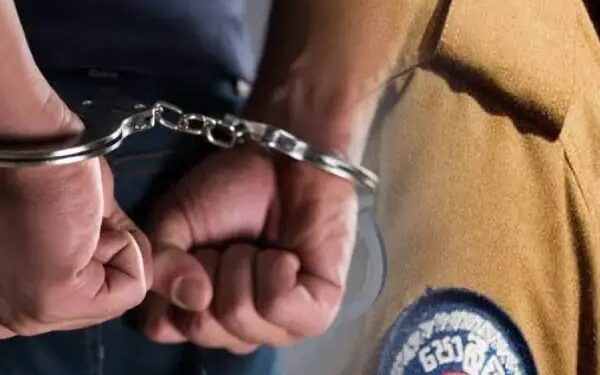 யாழில் மணல் கடத்தல் – விரட்டிப்பிடித்த பொலிஸ் : முன்னாள் பொலிஸாரே சாரதி!