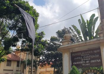 யாழ். பல்கலையில் ஏற்றப்பட்ட கறுப்புக் கொடி!