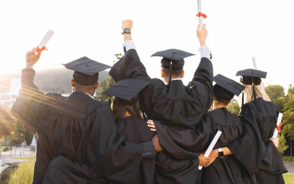 பல்கலை மாணவர்களுக்கு விசேட புலமைப்பரிசில்