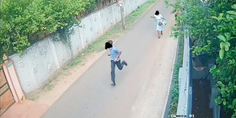 சுன்னாகம் நகர் பகுதியில் – பெண்ணின் சங்கிலியை அறுத்த சிப்பாய் கைது