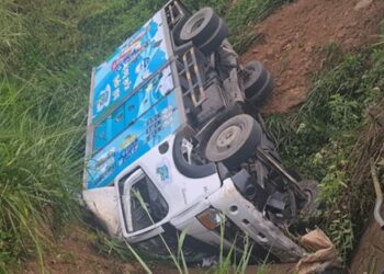 20 அடி பள்ளத்தில் பாய்ந்து – விபத்துக்குள்ளான லொறி : இருவர் படுகாயம்!