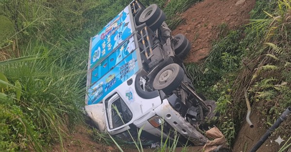 20 அடி பள்ளத்தில் பாய்ந்து – விபத்துக்குள்ளான லொறி : இருவர் படுகாயம்!