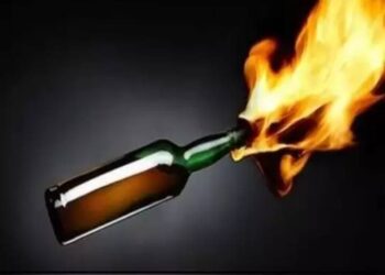 கணவன் பெட்ரோல் குண்டு வீசியதில் – தீக்கிரையானார் மனைவி!