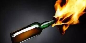 கணவன் பெட்ரோல் குண்டு வீசியதில் – தீக்கிரையானார் மனைவி!