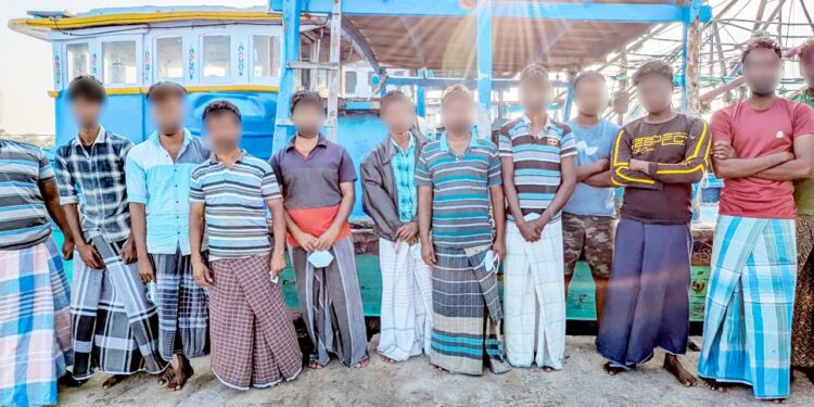 மன்னார் மற்றும் நெடுந்தீவில் – 22 தமிழக மீனவர்கள் கடற்படையால் கைது