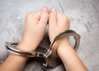 இனிப்புப் பண்டங்களைத் திருடிய 3 சிறுமிகள் கைது!