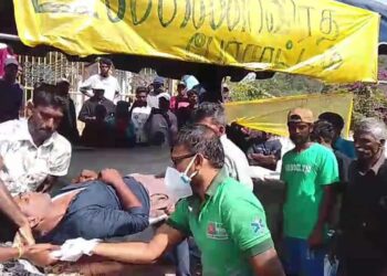 உண்ணாவிரதப் போராட்டத்தில் ஈடுபட்ட தொழிலாளர்கள் மூவர் வைத்தியசாலையில்!