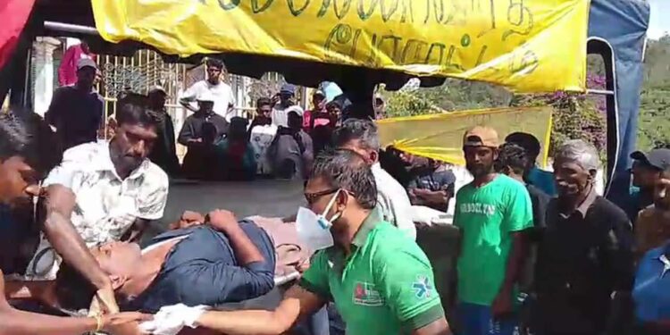 உண்ணாவிரதப் போராட்டத்தில் ஈடுபட்ட தொழிலாளர்கள் மூவர் வைத்தியசாலையில்!