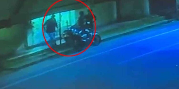 சிறைச்சாலை உத்தியோகத்தரை தாக்கி கொள்ளையில் ஈடுபட்ட கும்பல் கைது!