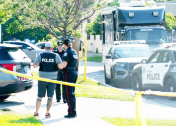 பாடசாலைக்குள் துப்பாக்கிச் சூடு : 10 பேர் மரணம் – 25 பேருக்கு காயம்!