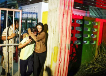 தங்கைளை கண்டித்த ஆசிரியரை தேடிச் சென்று – பாடசாலையில் துப்பாக்கிச் சூடு நடத்திய இளைஞர்