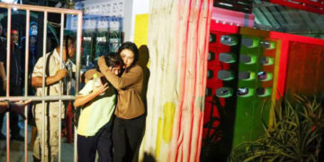 தங்கைளை கண்டித்த ஆசிரியரை தேடிச் சென்று – பாடசாலையில் துப்பாக்கிச் சூடு நடத்திய இளைஞர்