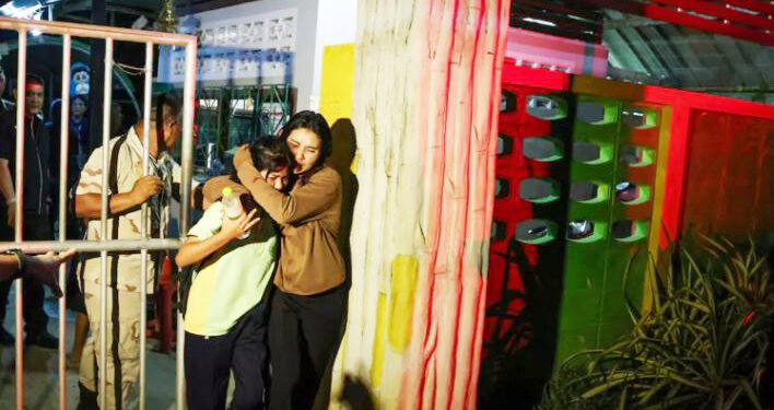 தங்கைளை கண்டித்த ஆசிரியரை தேடிச் சென்று – பாடசாலையில் துப்பாக்கிச் சூடு நடத்திய இளைஞர்