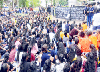 பல கோரிக்கைகளை முன்வைத்து கொழும்பு பல்கலைக்கழக மாணவர்கள் ஆர்ப்பாட்டம்