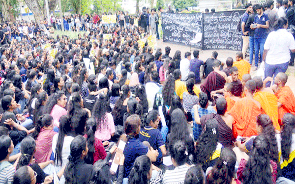 பல கோரிக்கைகளை முன்வைத்து கொழும்பு பல்கலைக்கழக மாணவர்கள் ஆர்ப்பாட்டம்