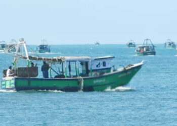 எல்லை தாண்டி வந்த – 25 காரைக்கால் மீனவர்கள் காங்கேசன்துறையில் கைது