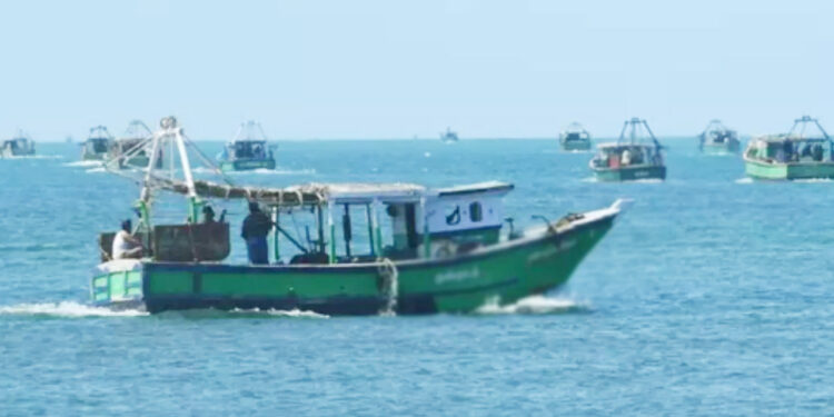 எல்லை தாண்டி வந்த – 25 காரைக்கால் மீனவர்கள் காங்கேசன்துறையில் கைது