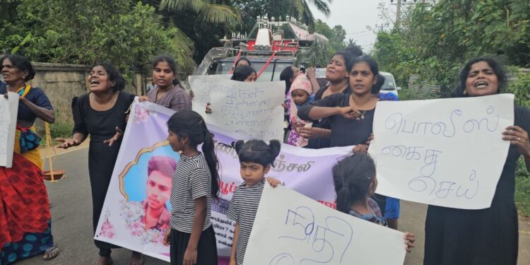 பொலிஸாரை கைது செய் : சிறுவனின் சடலத்துடன் உறவுகள் போராட்டம்!