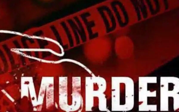 மனைவியின் தலையைத் துண்டித்த கணவன்!