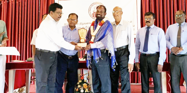 பேராசிரியர் பிரதீபராஜா விருது வழங்கி கௌரவிப்பு