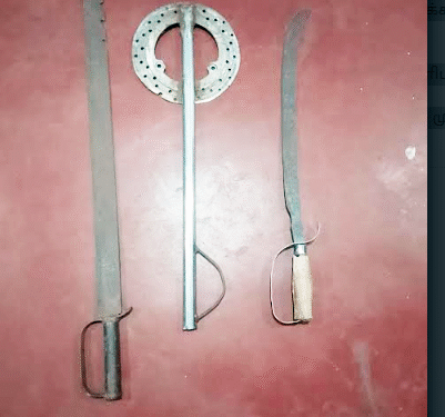 புங்குடுதீவில் வாளுடன் நடமாடிய இருவர் கைது!