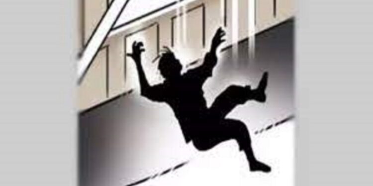 கட்டடத்தில் இருந்து தவறி வீழ்ந்தவர் மரணம்!