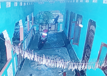 வீட்டுக்குள் புகுந்த திருடர்கள் – கத்திமுனையில் தம்பதியை தாக்கி நகைகள் கொள்ளை!