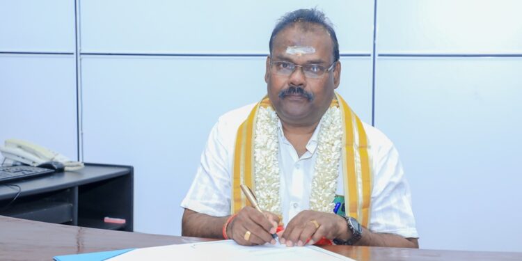 பட்டதாரிகள் அறிவுத்திறனுடன் தொழில் முயற்சியாளர்களாக உருவாக வேண்டும்