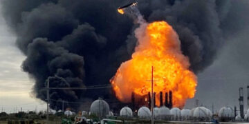 அமெரிக்க கச்சா எண்ணெய் சுத்திகரிப்பு நிலையத்தில் – பாரிய தீ விபத்துச் சம்பவம்!
