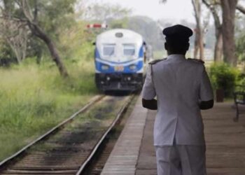 எரிபொருள் விலை உயர்வை அடுத்து – அதிகளவில் ரயில்களை நாடும் பயணிகள்!