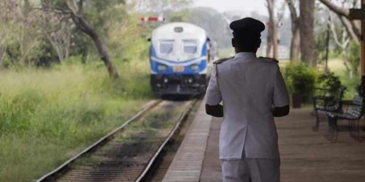 எரிபொருள் விலை உயர்வை அடுத்து –  அதிகளவில் ரயில்களை நாடும் பயணிகள்!