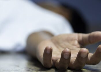 வீதியின் குறுக்கே – போதையில் தூங்கியவர் விபத்தில் சிக்கிப் பலி!