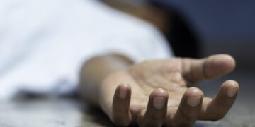 வீதியின் குறுக்கே – போதையில் தூங்கியவர் விபத்தில் சிக்கிப் பலி!