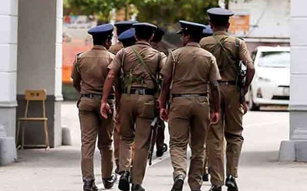 சுற்றுலா சென்றோரை தாக்கிய – 8 பொலிஸாருக்கும் இடமாற்றம்!