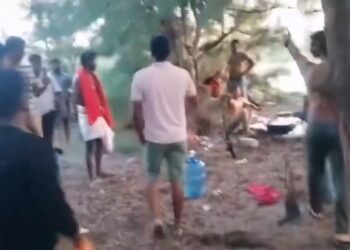 யாழில் சுற்றுலா சென்றவர்களை – மதுபோதையில் தாக்கிய பொலிஸார்!