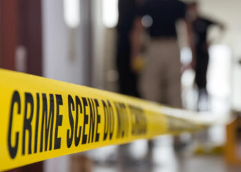 வீடு புகுந்து துப்பாக்கியால் சுட முயன்ற நபரை – வாளால் வெட்டி விரட்டிய வீட்டின் உரிமையாளர்!