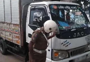 யாழில் சட்டவிரோத மணலுடன் டிப்பர் வாகனம் விபத்து