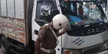 யாழில் சட்டவிரோத மணலுடன் டிப்பர் வாகனம் விபத்து