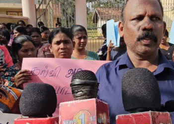 அதிபரை இடமாற்றம் செய்யக்கோரி – பெற்றோர்கள் கவனயீர்ப்பு போராட்டம்