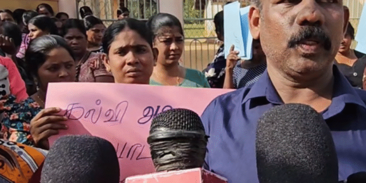 அதிபரை இடமாற்றம் செய்யக்கோரி – பெற்றோர்கள் கவனயீர்ப்பு போராட்டம்