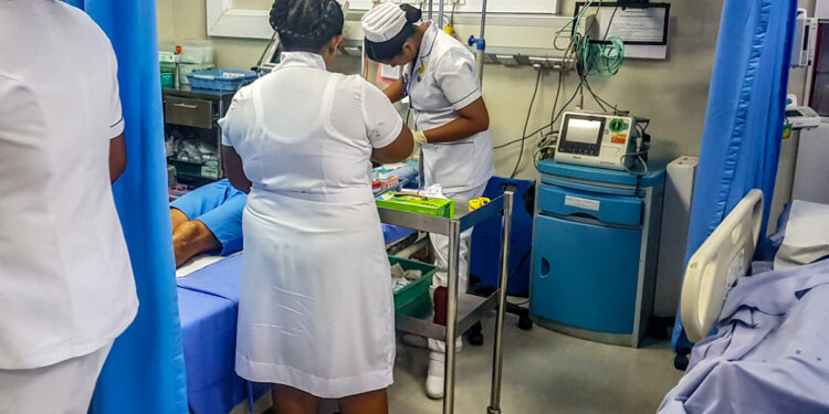 தண்ணீர் தொட்டி இடிந்து விழுந்ததில் – ஐந்து மாணவர்களுக்கு காயம்