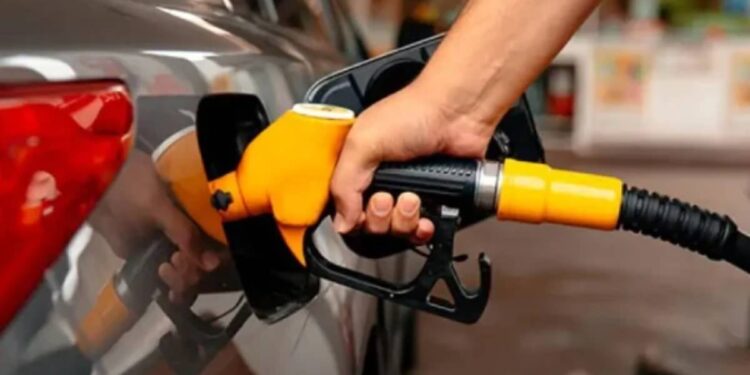 எரிபொருள் பெறுவதற்கான – இலங்கையின் கோரிக்கையை இந்திய அரசு ஆராய்கிறதாம்